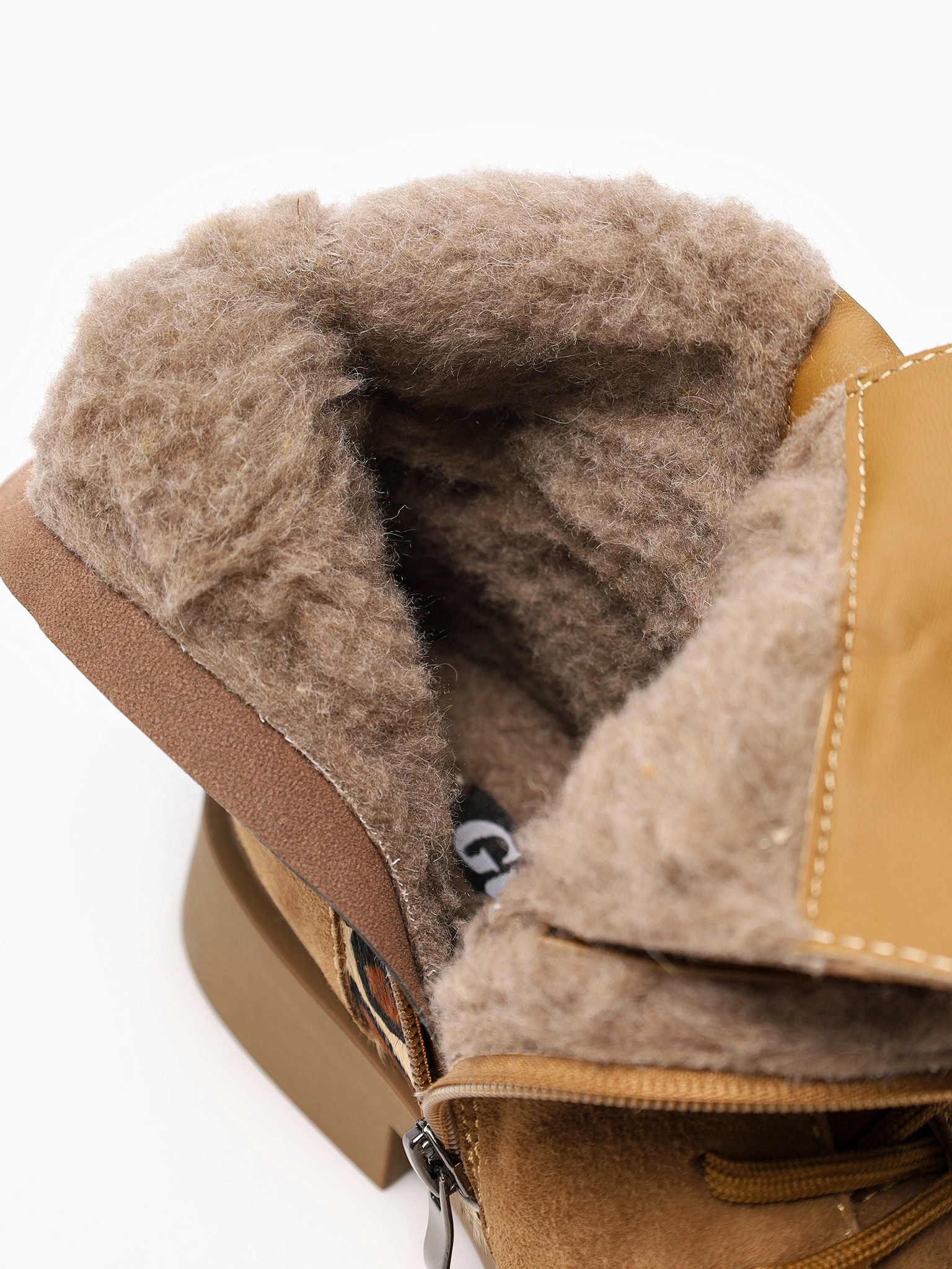 Ботинки комбинированные коричневого цвета на среднем широком каблуке